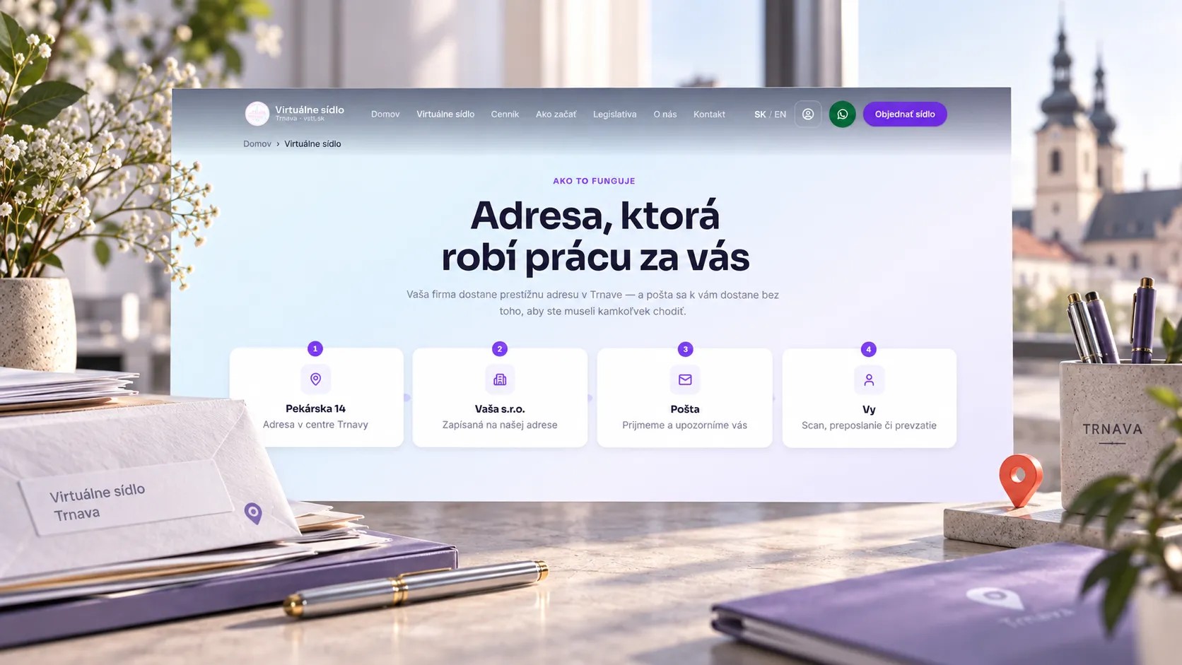 Web Virtuálne sídlo Trnava na obrazovce na pracovním stole: sekce „Ako to funguje“ s nadpisem „Adresa, ktorá robí prácu za vás“ a čtyřmi kroky od adresy Pekárska 14 po poštu. Vedle obálky, pero a stojánek na tužky s nápisem TRNAVA.