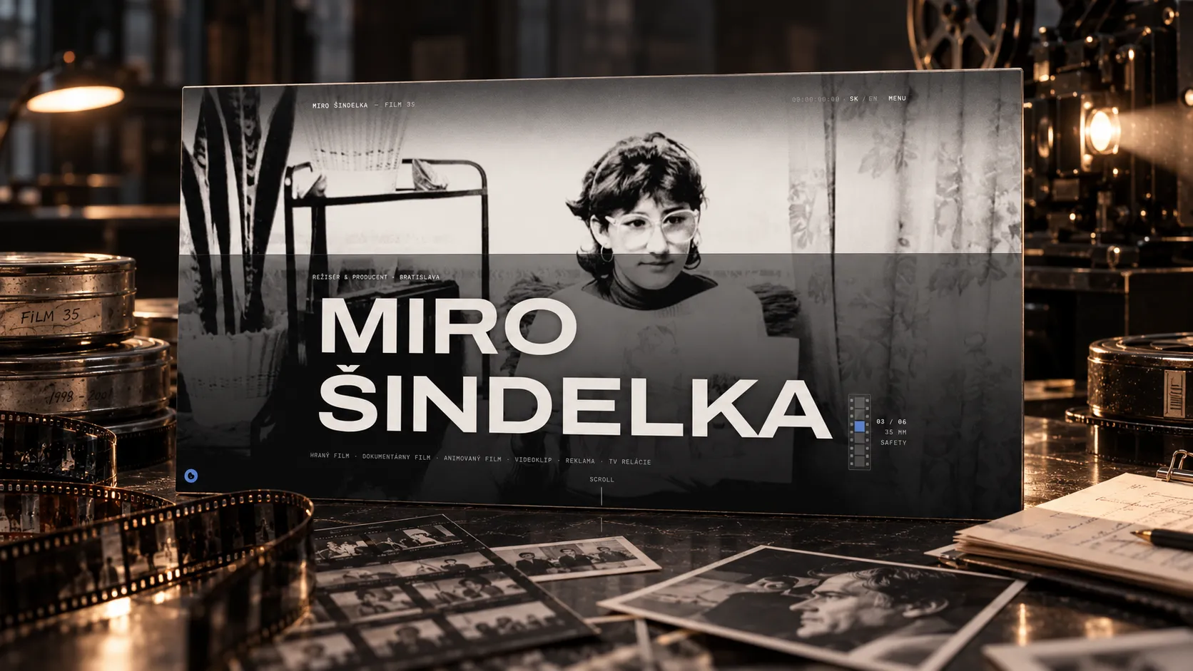 Web Mira Šindelky vložený do filmového archivu s 35mm pásem, kotouči a fotografiemi.