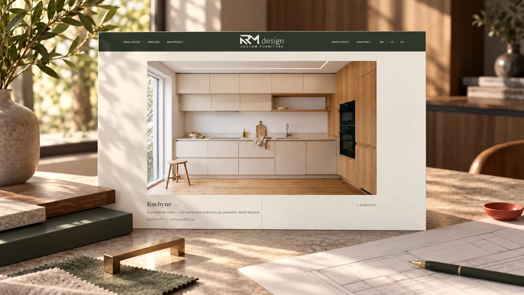 Web RM design na obrazovce na pracovním stole: kategorie „Kuchyne“ s vizualizací kuchyně označenou „koncept — vizualizácia“. Vedle vzorky materiálů, mosazná úchytka a výkresy s perem.