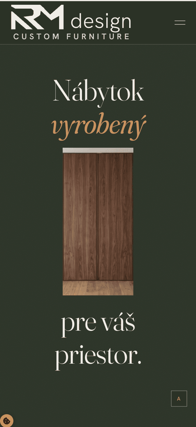 Úvodní sekce RM design na mobilu se zavřenými dvířky.