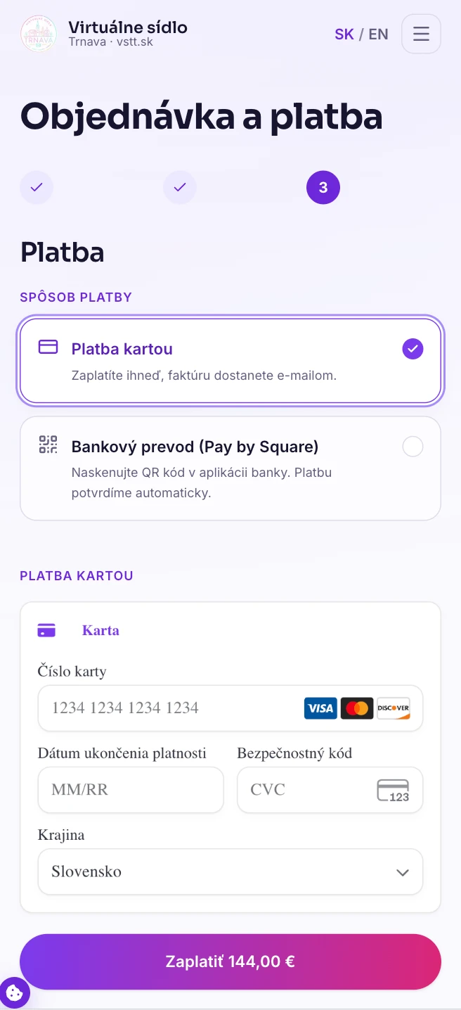 Formulář pro platbu kartou na mobilu.
